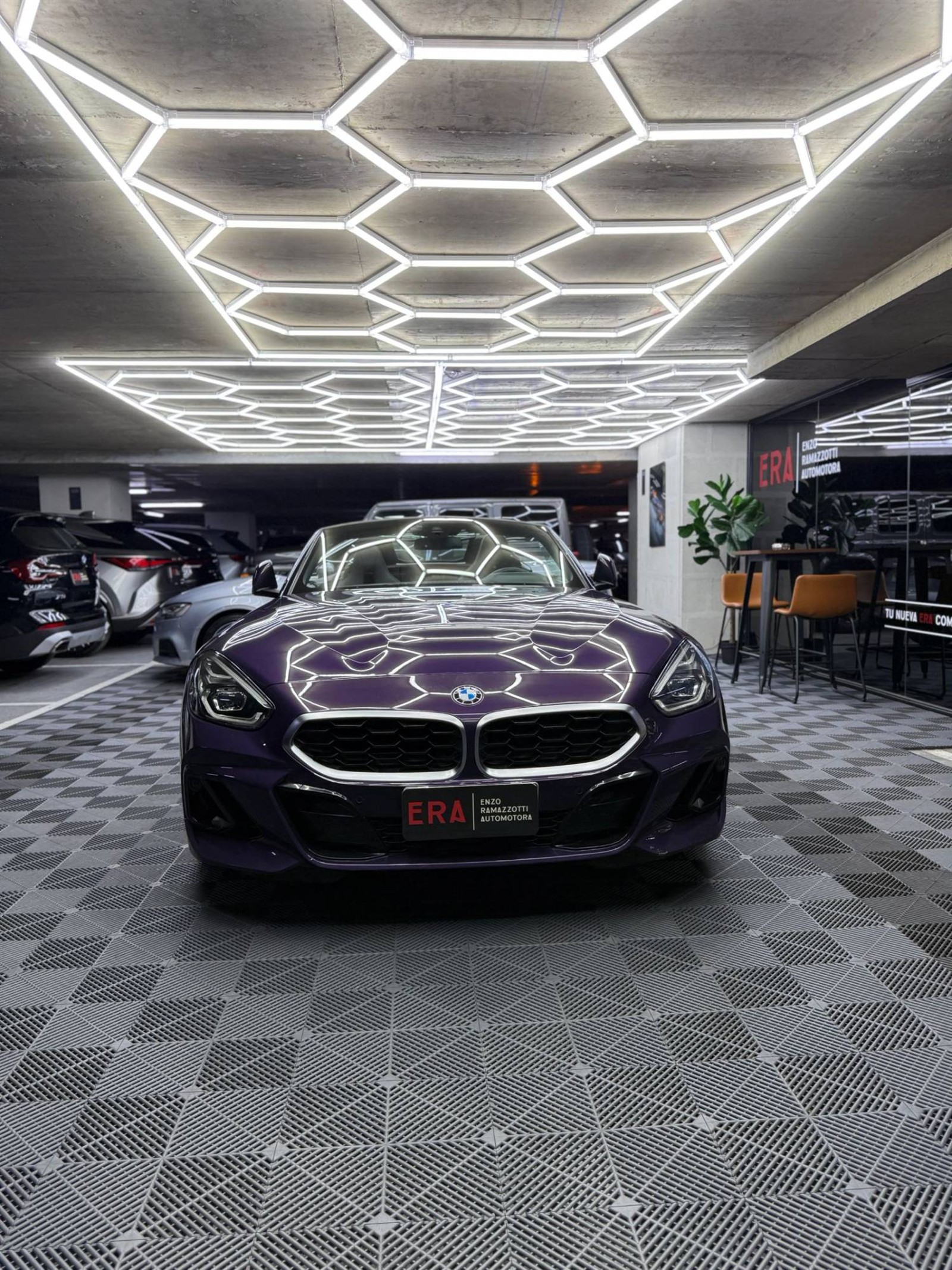 Showroom ERA en Las Condes, bajo techo con luz controlada, con un BMW Z4 al frente